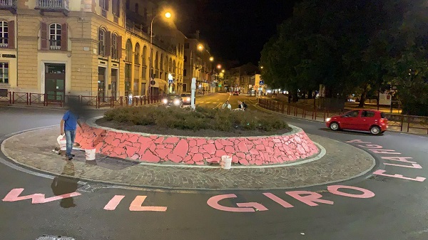 Ivrea: ignoto colora la rotonda di rosa e scrive “Viva il Giro e la F…”. Il video spopola sul web