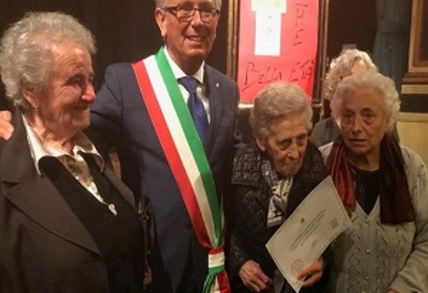 Chivasso ha premiato i suoi “ragazzi” 90enni. Il sindaco Castello: “Grande ricchezza per i giovani”
