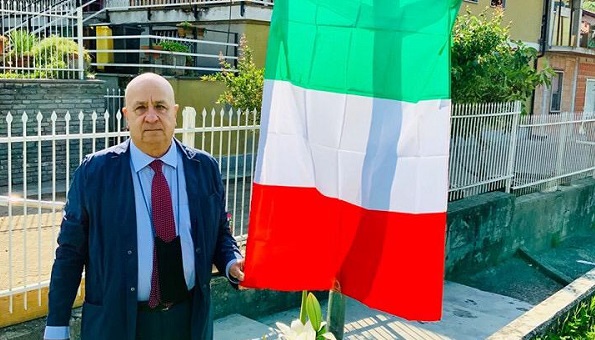 Castellamonte: installata una targa non autorizzata in piazza Pertini. I vigili la rimuovono. E’ polemica