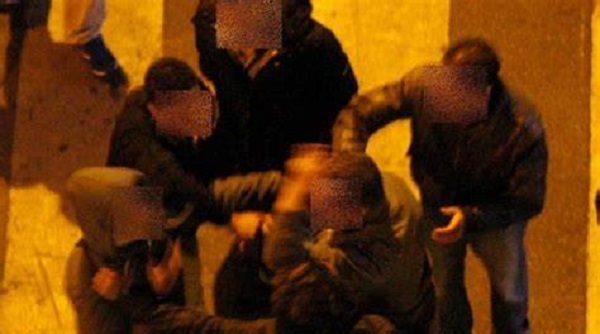Ivrea: gli chiedono una sigaretta poi lo insultano e lo prendono a bottigliate nel sottopasso