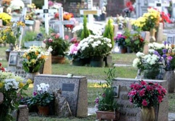 Montanaro: una sconosciuta abbraccia un’anziana al cimitero e la deruba della collana