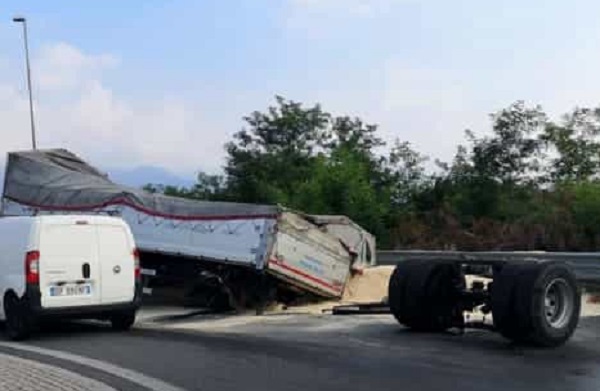Incidente alla rotonda di Salassa: Tir perde una valanga di farina sulla strada. Traffico in tilt