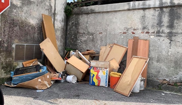 Favria: discarica abusiva nel centro storico. Gli incivili identificati nell’arco di poche ore