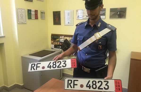 Vendeva auto straniere con targhe contraffatte. Denunciato per truffa rivenditore di Chivasso