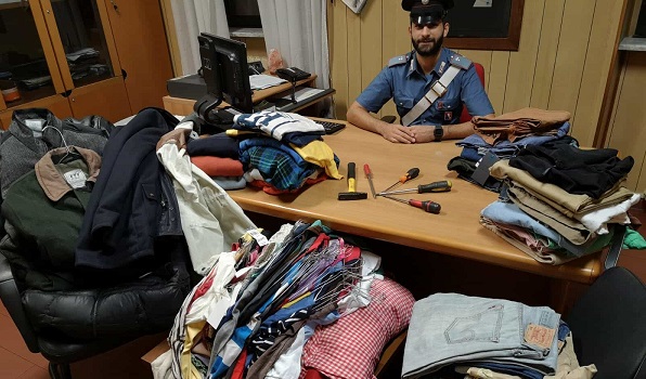 Ciriè: rubano vestiti per 6 mila euro da un negozio. In manette un uomo di 39 anni e una donna di 26