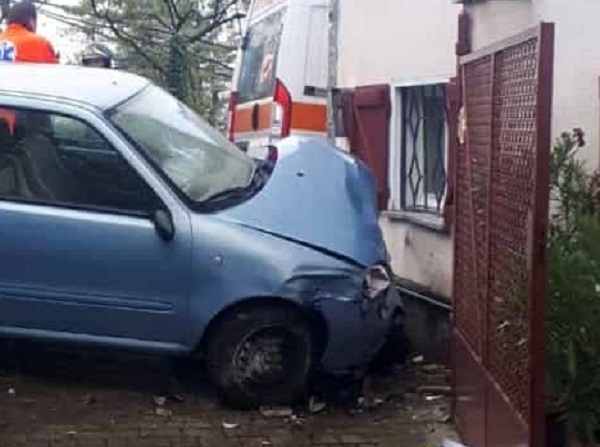 Chivasso: perde il controllo dell’auto e si schianta contro il muro di una casa. 91enne muore in ospedale