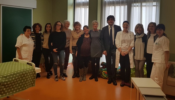 Ivrea, inaugurata in ospedale la “Stanza Aurora” dove si può partorire come a casa