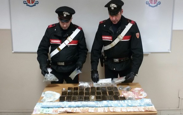 Banchette: in casa aveva tre chili di droga. I carabinieri arrestano per spaccio un giovane di 23 anni