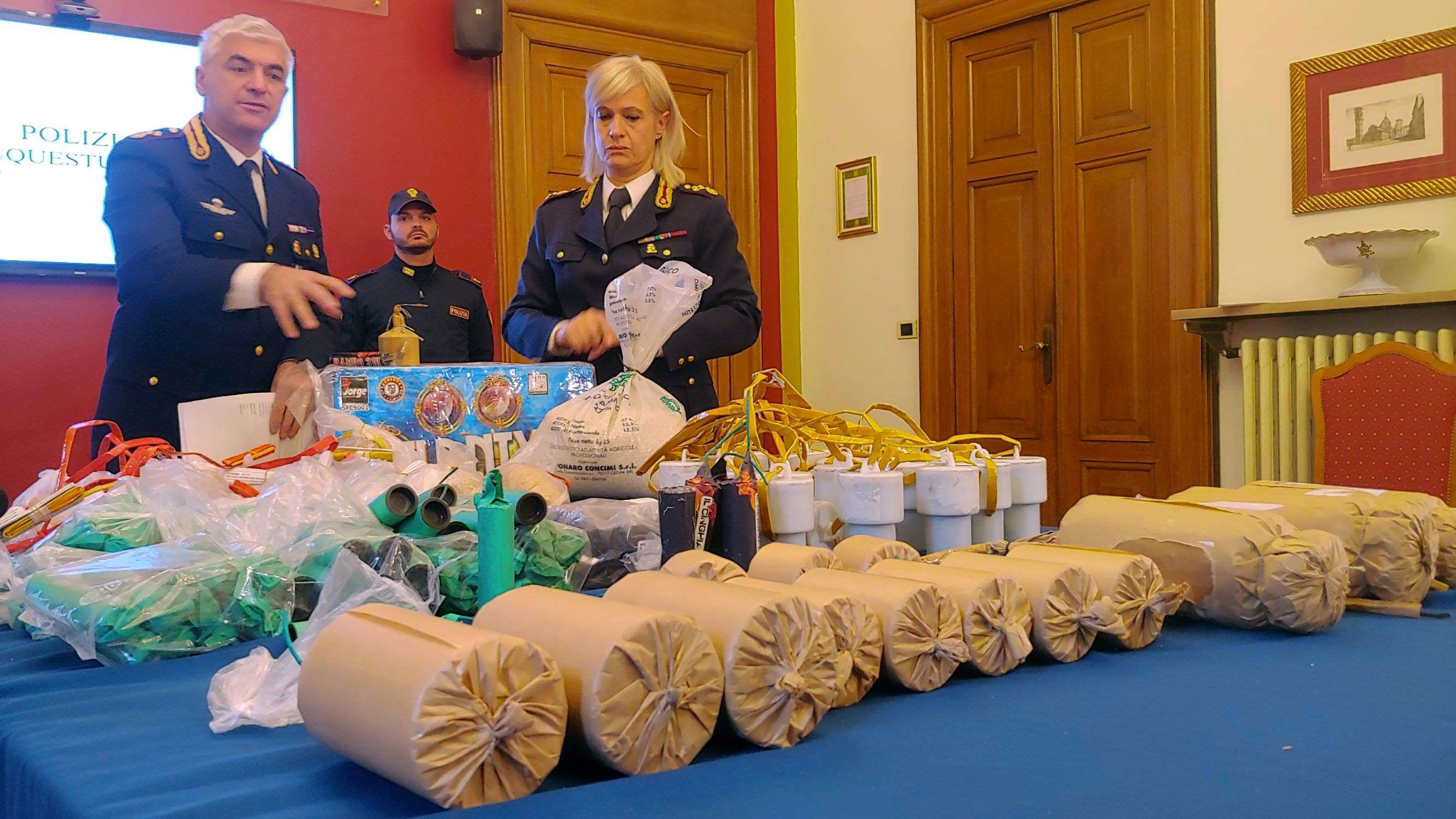 Eporediese: in un armadio di casa nascondeva ben 145 bombe carta e “botti” illegali. Arrestato 21enne