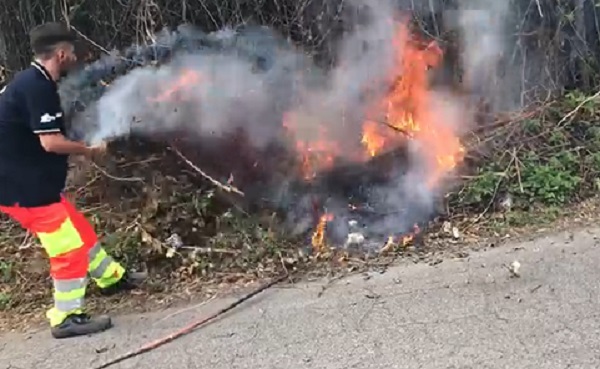 Canavese: gl’incivili danno fuoco alle sterpaglie e inquinano. Sanzione di 400 euro per chi “sgarra”