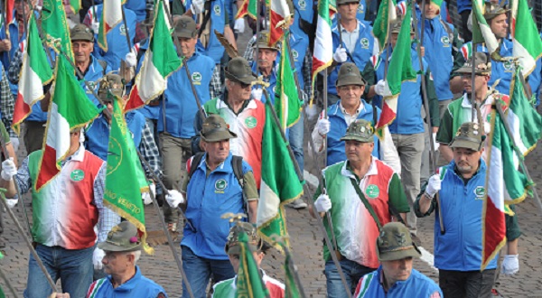 “La Veja” di Torino spegne cento candeline. E le “penne nere” sfilano nel centro della città