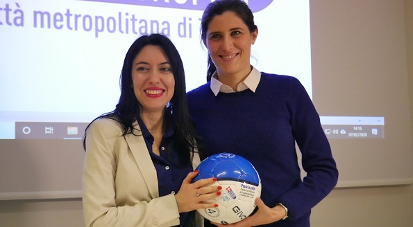 Istituzioni e bullismo: un pallone il simbolo della volontà di fare squadra contro la violenza