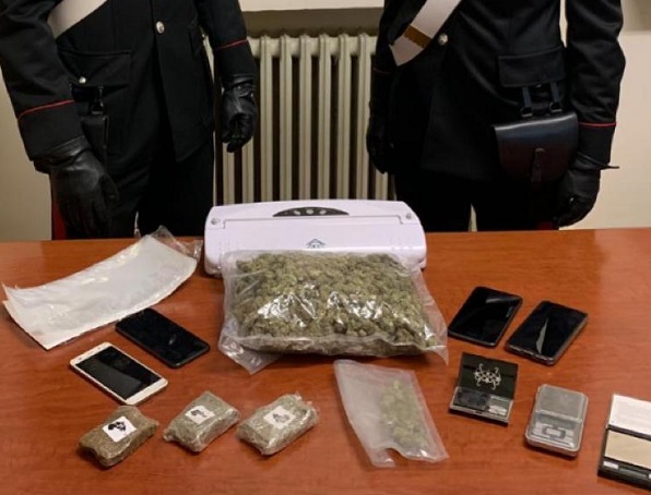 Favria: in casa aveva un market della droga e gestiva lo spaccio in paese. Arrestata una 27enne