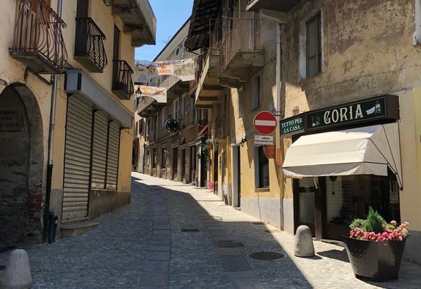 Aveva 61 anni ed è una donna la prima vittima del Coronavirus a Lanzo. Quindici i denunciati