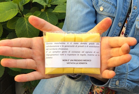 Chivasso: i generosi volontari cittadini confezionano mascherine da donare ai più bisognosi