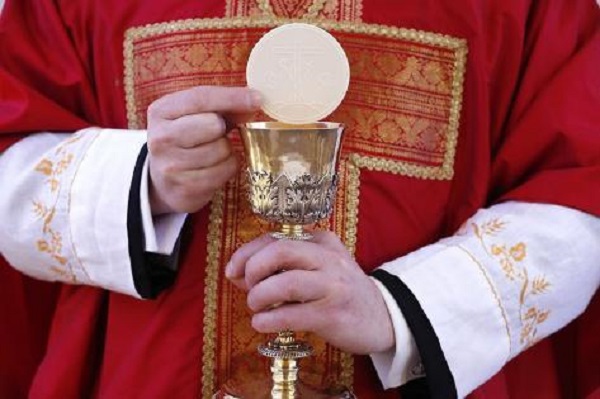 Natale senza la Messa della Vigilia a Levone e Barbania: si accende il dibattito sulla carenza di parroci