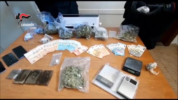 Caselle, spacciavano droga nei pressi delle case dei clienti. I carabinieri arrestano due pusher