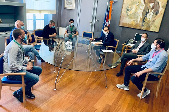 Gli infermieri manifestano in piazza Castello: “Il Governo ci chiamava eroi e poi ci ha dimenticati”