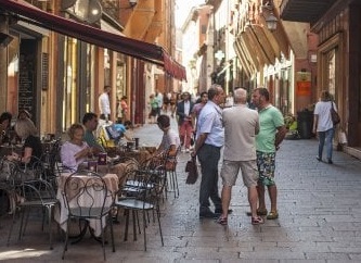Covid-19, riapre la movida, ma i locali chiuderanno all’una di notte. La prudenza è d’obbligo