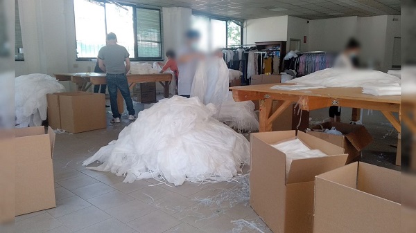 La polizia scopre un laboratorio tessile abusivo dove si confezionavano camici e mascherine