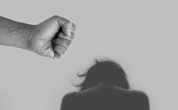 Lauriano, padre aggredisce la figlia sedicenne in un impeto di rabbia: allontanato d’urgenza da casa