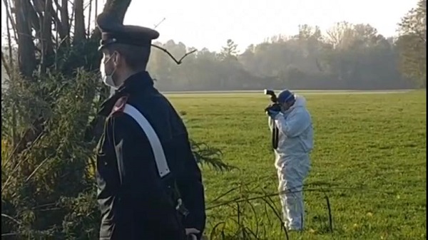 Chivasso, 22enne abbandonato ancora vivo in un campo. A ucciderlo è stata un’overdose