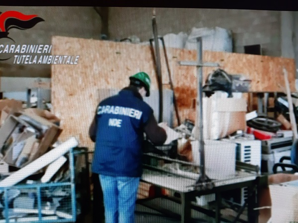 Blitz dei carabinieri del Noe a San Benigno: in un capannone ammassate 1.300 tonnellate di rifiuti
