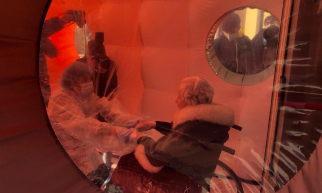 Emergenza Covid: a Ivrea una tenda per gli abbracci sicuri tra ospiti e famigliari nella casa di riposo