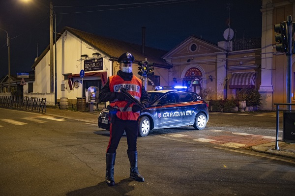 San Giusto Canavese, minorenne tenta di rapinare un negozio con un coltello. Arrestato