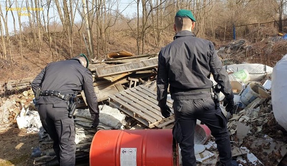 Scoperta a Chivasso una maxi-discarica abusiva. Sequestrate 8mila tonnellate di rifiuti