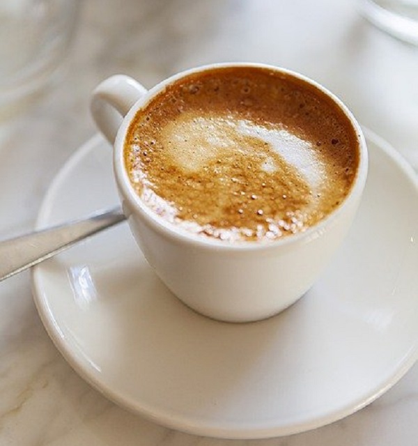 Bairo: serve il caffè a due clienti all’interno del bar. E i carabinieri chiudono l’unico locale aperto