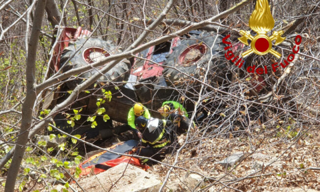 Il trattore si ribalta e schiaccia il conducente. Nell’incidente muore un 53enne di Lanzo