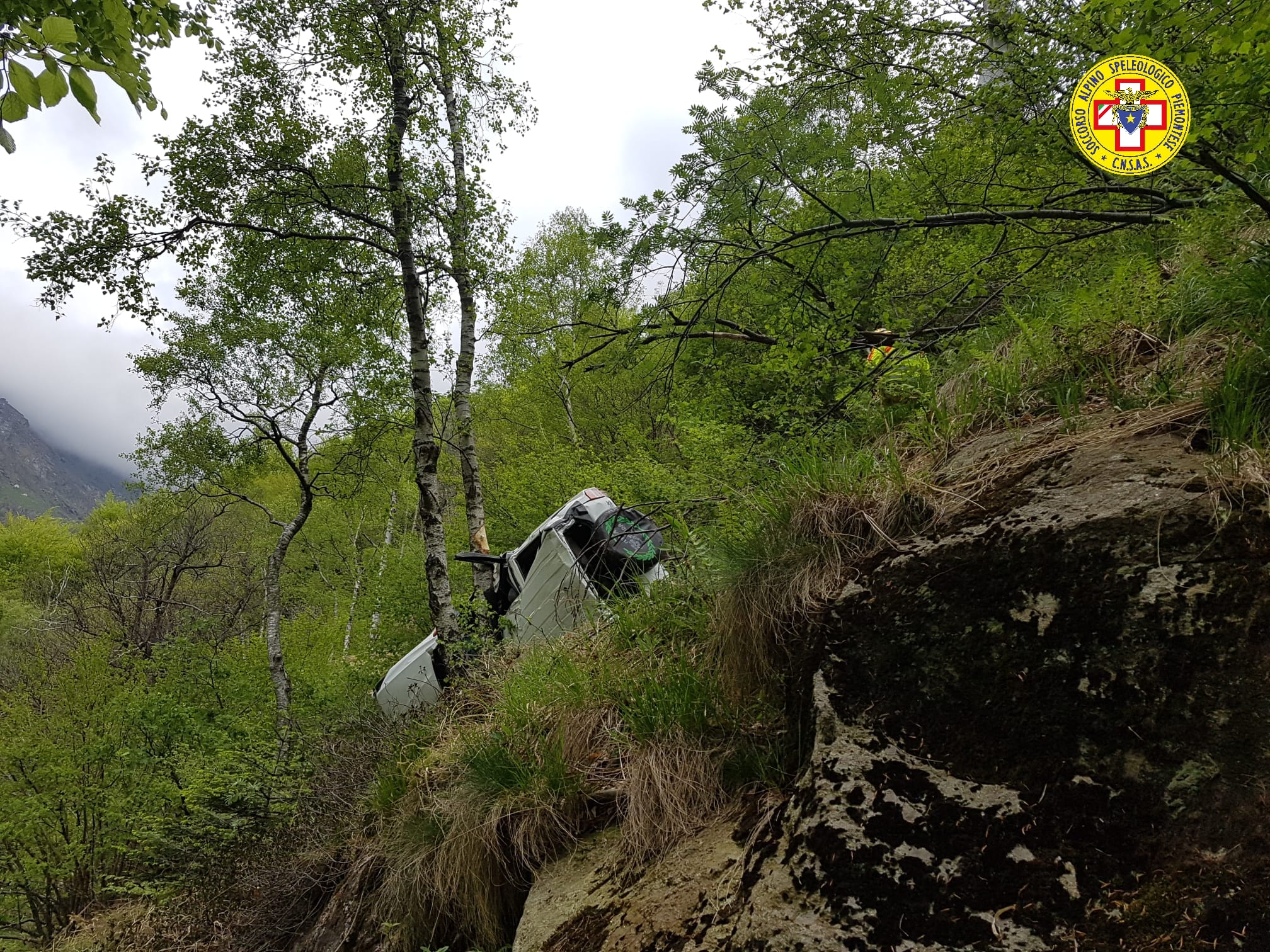 Traversella: precipita con l’auto in una scarpata. In un grave incidente muore una donna di 78 anni