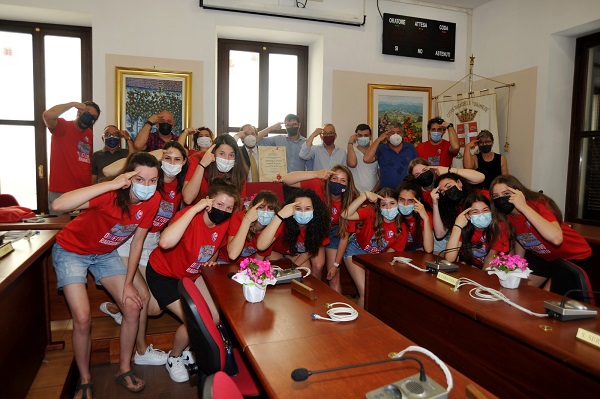 Il Caselle Volley femminile trionfa e approda in serie B1. Targa del Comune alla Società sportiva