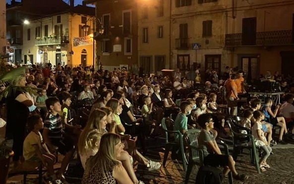 Valperga: un successo la proiezione del cinema all’aperto. E in paese torna la voglia di stare insieme