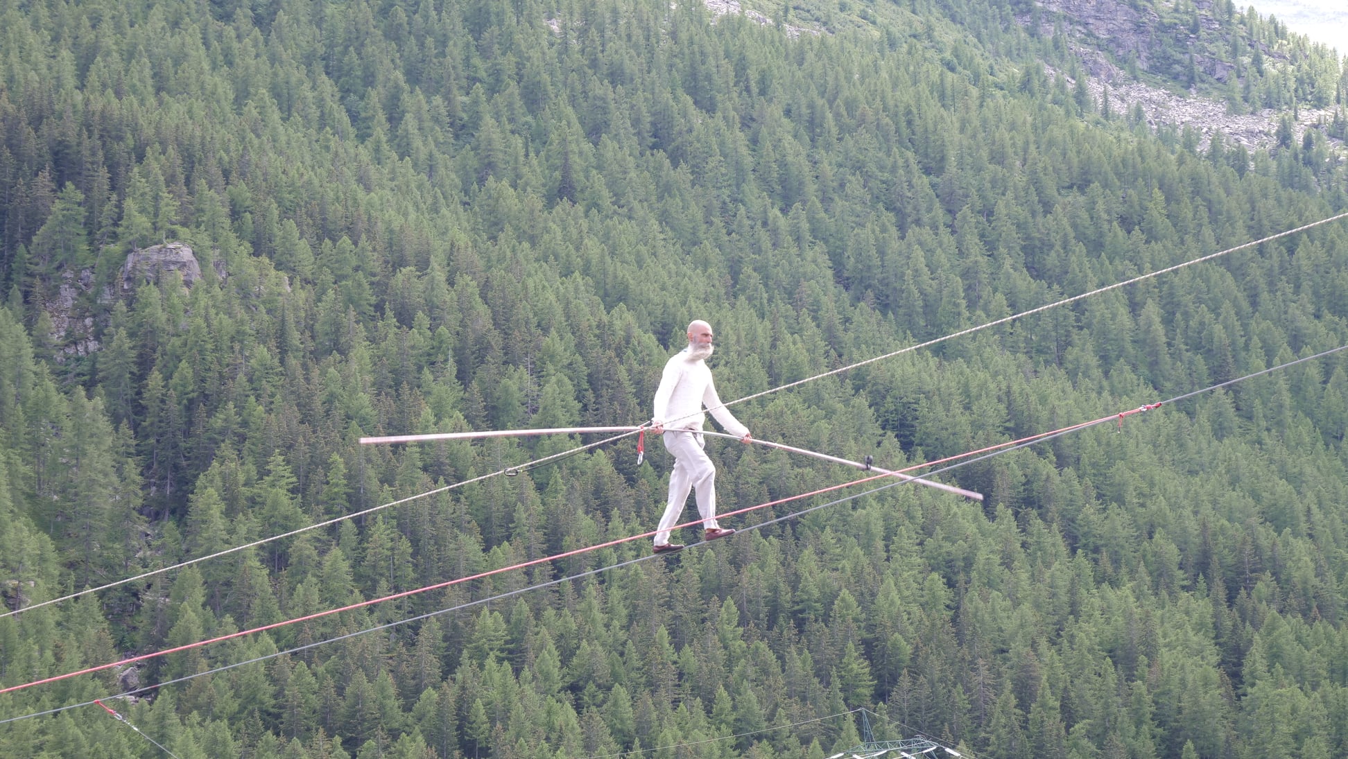 Ceresole: per i 90 anni della diga, il funambolo Loreni ha camminato su un cavo sospeso a 20 metri