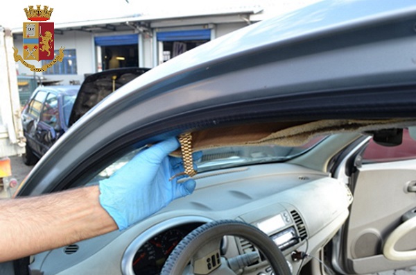 Ivrea: si finge un’amica e “sfila” un prezioso orologio dal polso di un’anziana. 32enne in manette