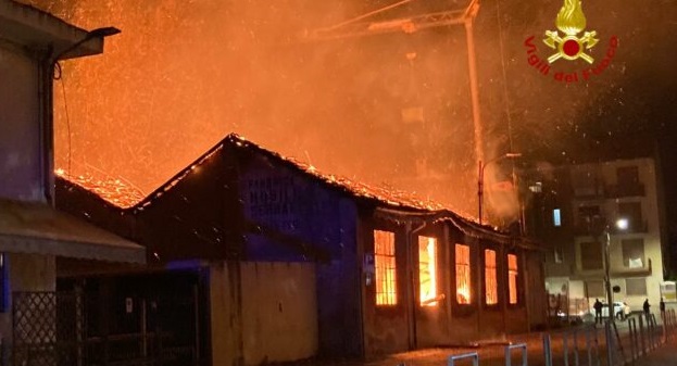A fuoco una falegnameria a Ciriè: denunciato imprenditore sospettato di essere l’autore del rogo
