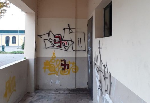 Svastiche disegnati sui muri dei bagni pubblici di Strambino. La condanna del sindaco Cambursano