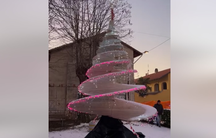 Rodallo – Vandali sfasciano l’albero del paese: scatta la denuncia