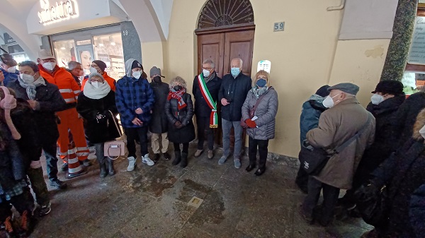 Chivasso: posta una pietra d’inciampo in via Torino in ricordo di Arrigo Levi, vittima della furia nazista