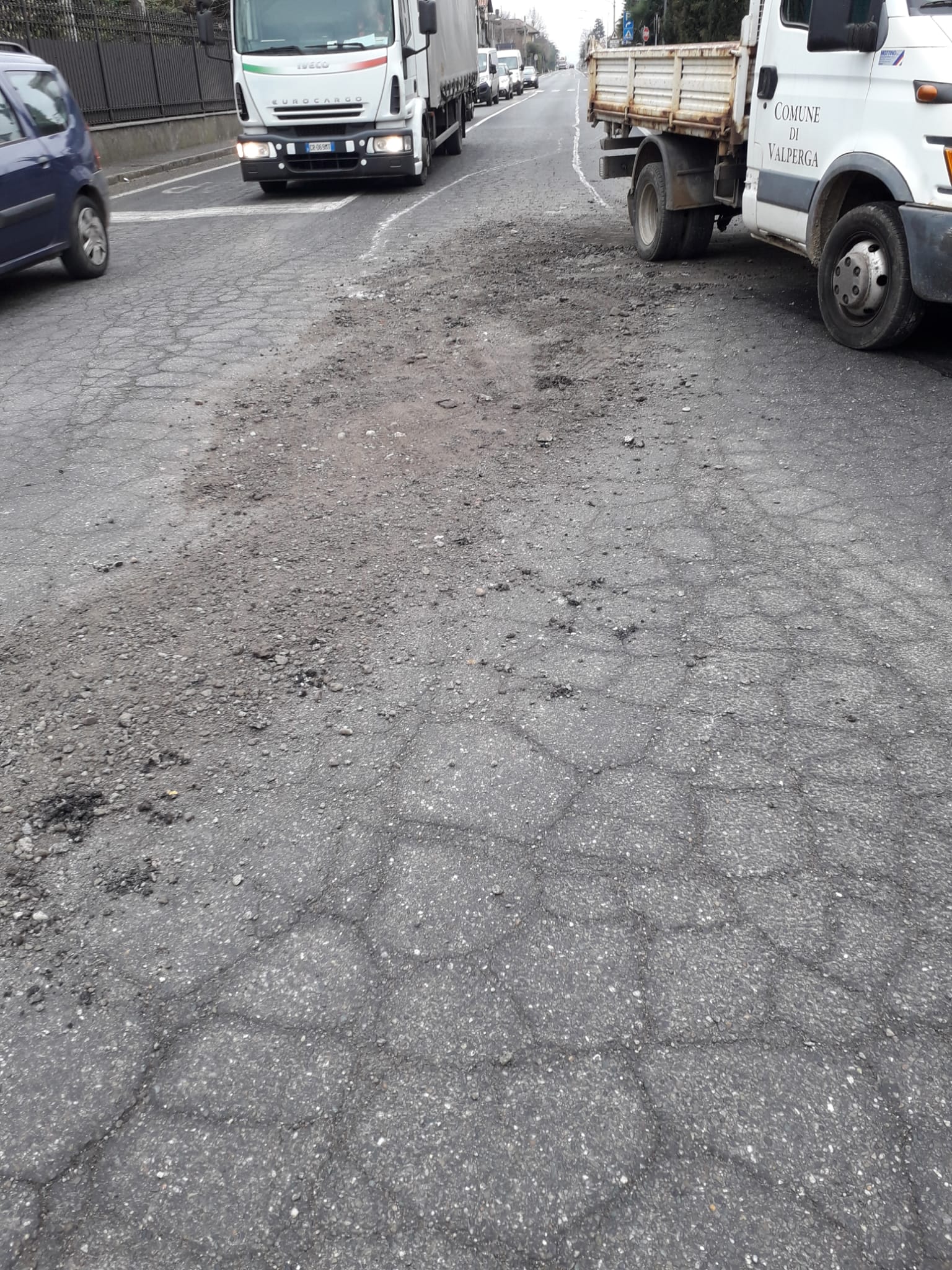 Valperga: camion perde il carico mentre sta viaggiando. Individuato dalla polizia locale