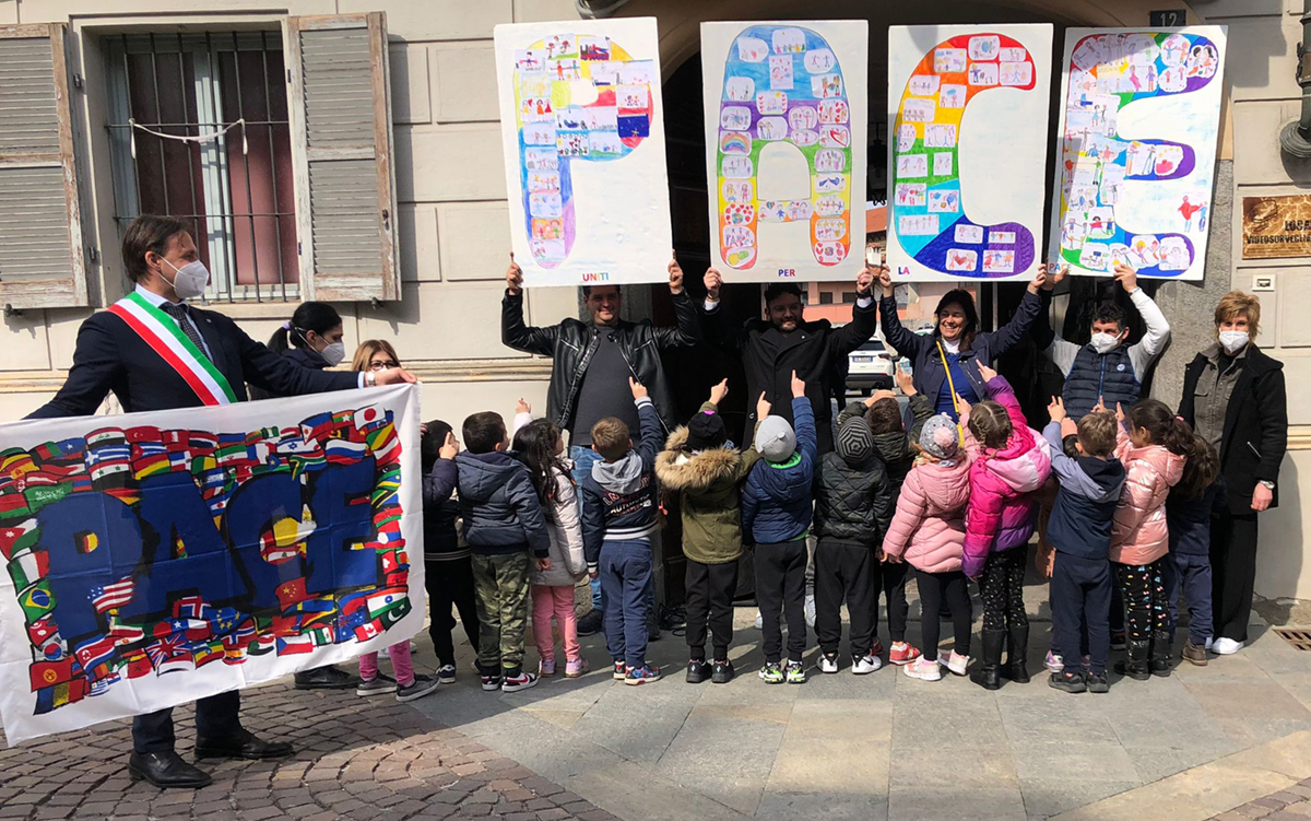Volpiano, i bambini delle scuole primarie e dell’infanzia realizzano la “Galleria della Pace”