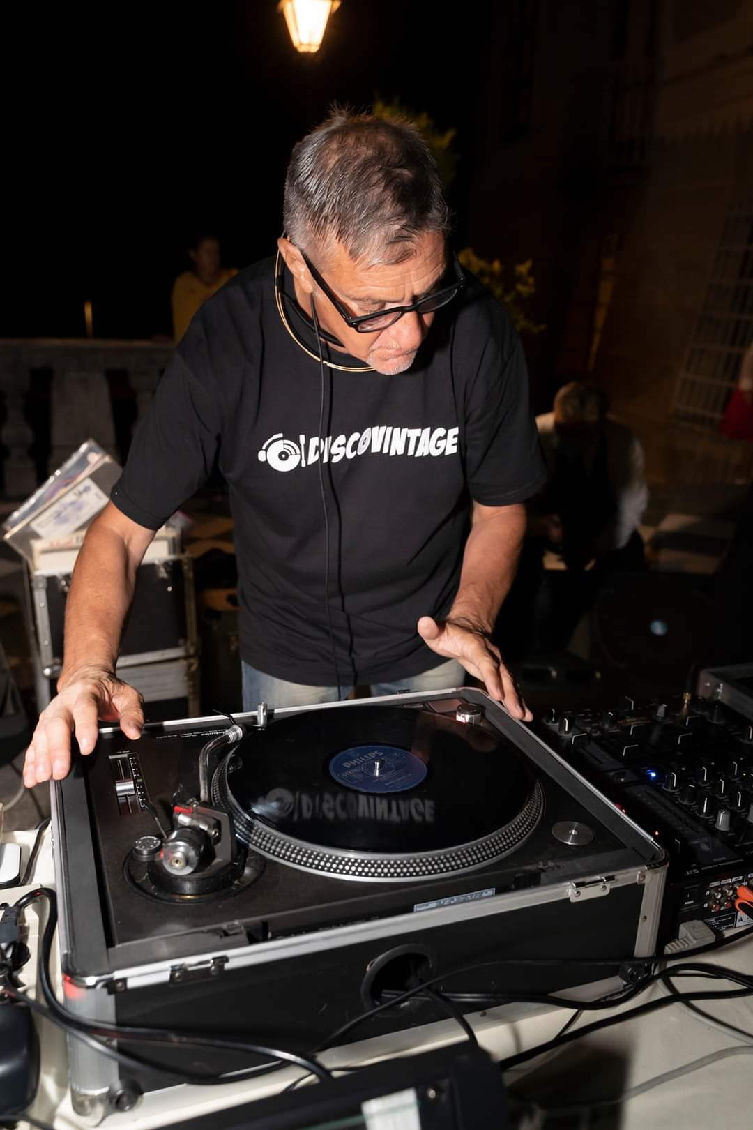 “DiscoVintage” in trasferta a Callabiana: e la discoteca torna alla magia del disco in vinile