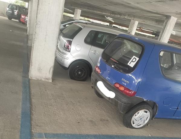 Raid vandalico in un parcheggio sotterraneo in via Momo a Chivasso. 28 le auto danneggiate