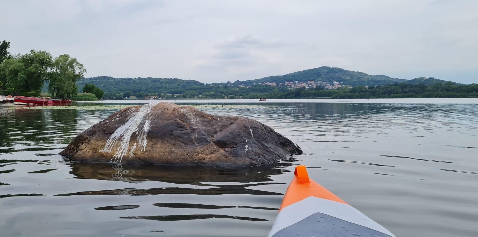 Candia: il livello dell’acqua mai così basso. Affiorano i massi. Fotografo rimane intrappolato nel fango