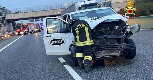 Rondissone, drammatico schianto sull’autostrada Torino-Milano. Un morto e due feriti