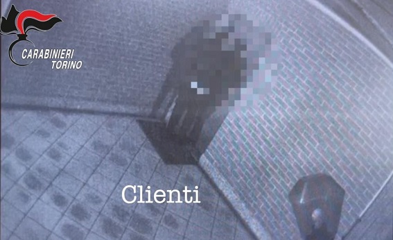 Sesso in cambio di crack. I carabinieri di Chivasso scoprono una casa d’appuntamenti. 3 arresti