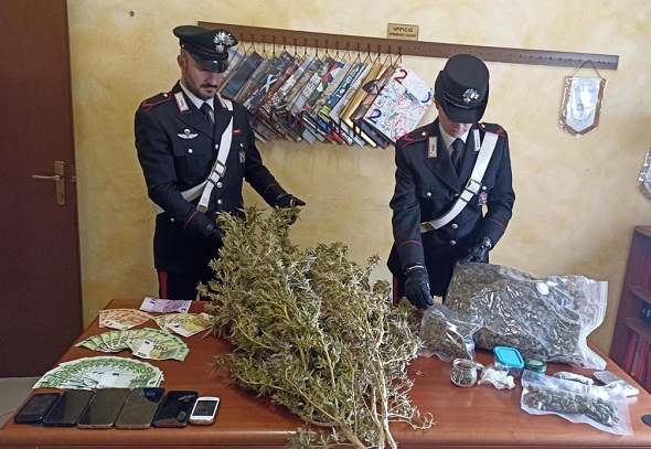 Chivasso: arrestati due corrieri della droga. Sequestrati 1,2 chili di marijuana e hashish