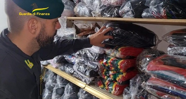 Falso “made in Italy”: La Finanza sequestra centinaia di migliaia di scarpe contraffatte